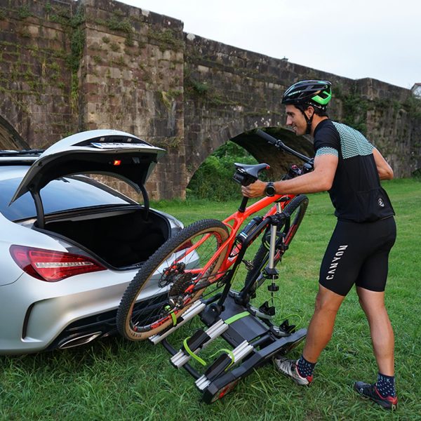 Si eres un amante de las bicicletas y disfrutas de explorar nuevos lugares sobre dos ruedas, seguramente sabes lo importante que es contar con un portabicicletas seguro y cómodo. En este post, queremos presentarte el portabicicletas Speed, una solución que combina seguridad, comodidad y diseño. Gran calidad: El portabicicletas Speed destaca por sus materiales de alta calidad, este portabicicletas garantiza durabilidad y resistencia para proteger tus bicicletas en todo momento. Instalación y uso sencillos: Una de las ventajas principales del portabicicletas Speed es su fácil instalación. Este sistema de fijación se monta rápidamente sin necesidad de herramientas adicionales. Además, su mecanismo basculante permite un acceso sencillo al maletero de tu vehículo sin tener que desmontarlo. PONER FOTO DETALLE Seguridad en cada viaje: Cuando se trata de transportar nuestras bicicletas, la seguridad es una prioridad indiscutible. El portabicicletas Speed cuenta con un sistema de sujeción robusto que mantiene las bicicletas firmemente en su lugar durante los desplazamientos. Gracias a su pinza que sujeta el cuadro de la bicicleta y sus correas de sujeción anti retorno, que se adaptan a diferentes tamaños de ruedas, brindando un soporte seguro para todo tipo de bicicletas, desde las de carretera hasta las de montaña. Capacidad y versatilidad: Con capacidad para transportar hasta tres bicicletas simultáneamente, el portabicicletas Speed se adapta a tus necesidades de viaje. Sus brazos ajustables y correas de sujeción anti retorno permiten asegurar las bicicletas de manera individual, manteniéndolas separadas y protegidas contra posibles daños o rozaduras. No importa si eres un aficionado al ciclismo de montaña o un apasionado de las rutas en carretera, el portabicicletas Speed te brindará la tranquilidad y comodidad que necesitas en cada viaje. Descubre más información sobre el Speed. ¡Sí!
